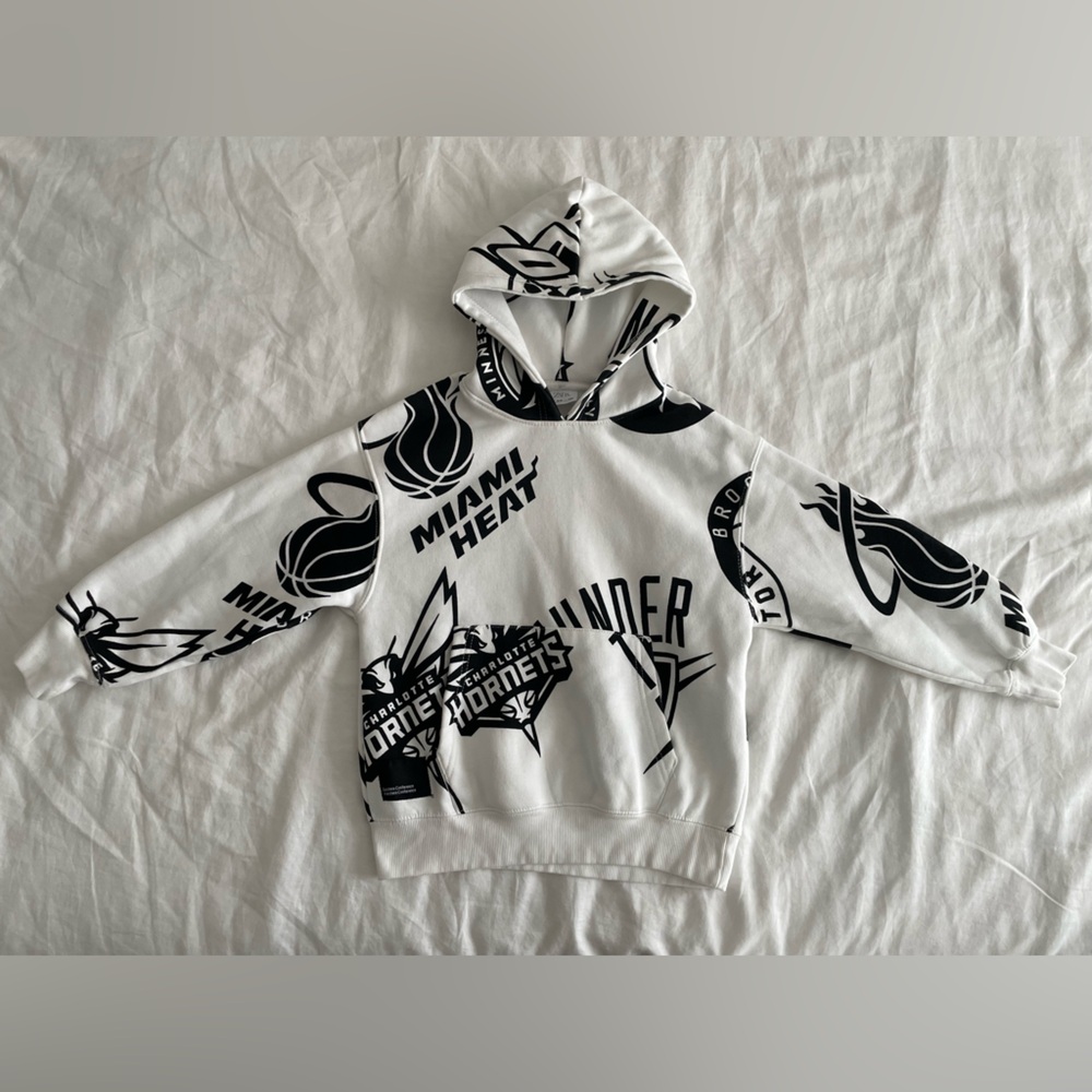 Zara Boys NBA All Over Print Hoodie White Black Size 8/9 - Picture 3 of 5